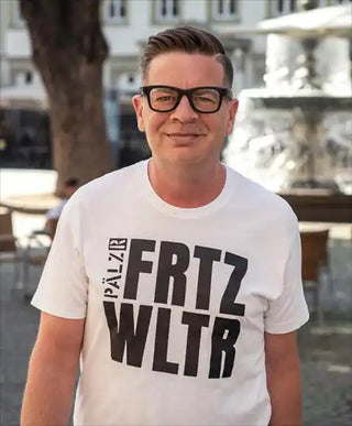 Weißes T-Shirt mit einem kühnen, schwarzen Grafikdruck.