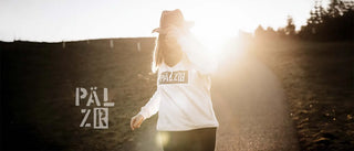 Weißer langärmliger Hoodie mit schwarzem „Pälzer“-Logo auf der Brust