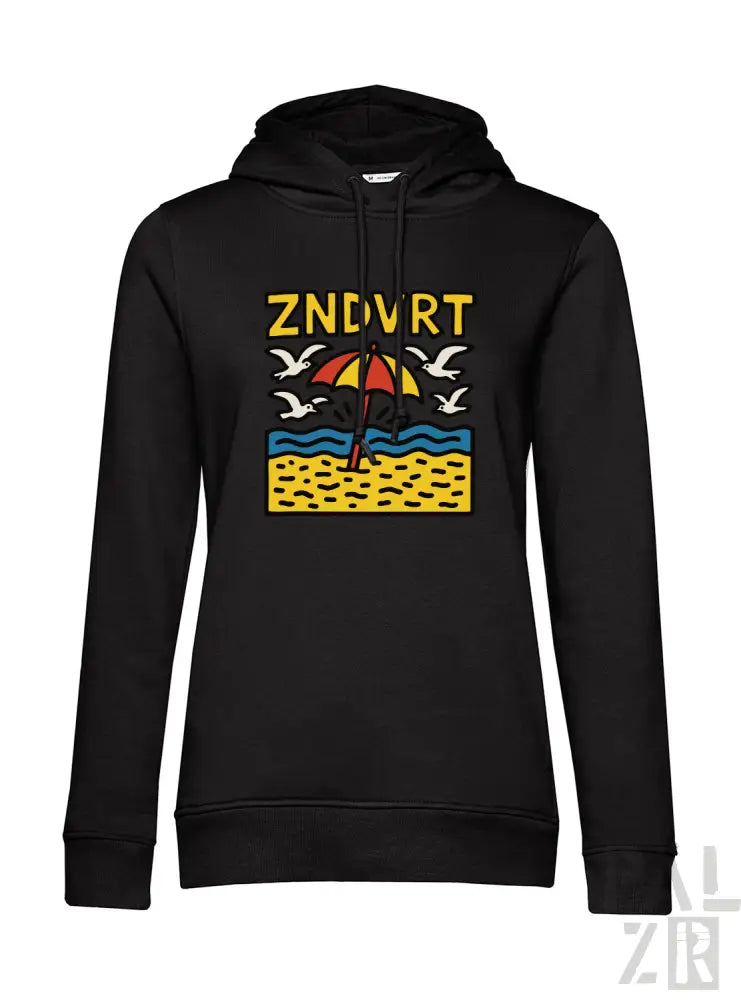 Schwarzer Hoodie mit buntem Strandmotiv, das eine Person unter einem Schirm zeigt, Seemöwen, die über dem Kopf fliegen, und Sand am unteren Rand.