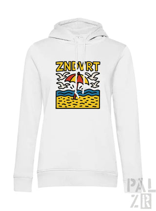 Weiße Hoodie mit Strand-Szene-Design mit rotem Schirm und gelbem Text „znevrt“ auf der Vorderseite.