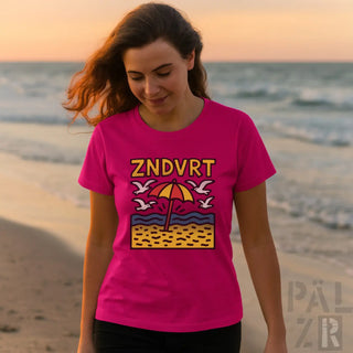 Magenta Strandthemen-T-Shirt mit farbenfrohem Schirm und Möwen-Design, Polyester-Material.