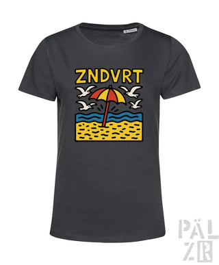 Kohle-T-Shirt mit Strandmotiv-Design, das einen gelben Schirm, blaue und weiße Seemöwen, sandbraunen Hintergrund und fettgedruckte ’zndvrt’-Text in Schwarz zeigt.