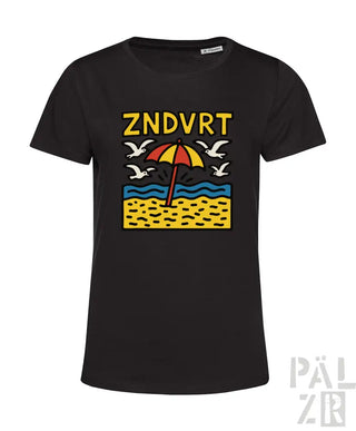 Schwarzes T-Shirt mit farbenfrohem Strandmotiv-Design, das einen gelben Schirm, blaue und weiße Möwen, grünes Sandmuster, roten Text ’zndvrt’ und das Markenlogo in der unteren rechten Ecke zeigt.