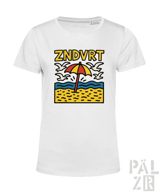 Weißes T-Shirt mit Strandmotiv-Design, das einen gelb-roten Schirm, blaues Wasser, braunen Sand, Seemöwen und den Text ’zndvrt’ in fetten Buchstaben zeigt.