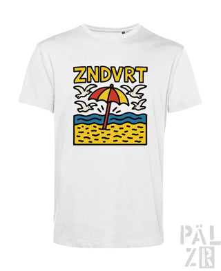 Weißes T-Shirt mit gelbem und rotem Regenschirm-Design, Strand-Szene, ’zndvrt’-Text.