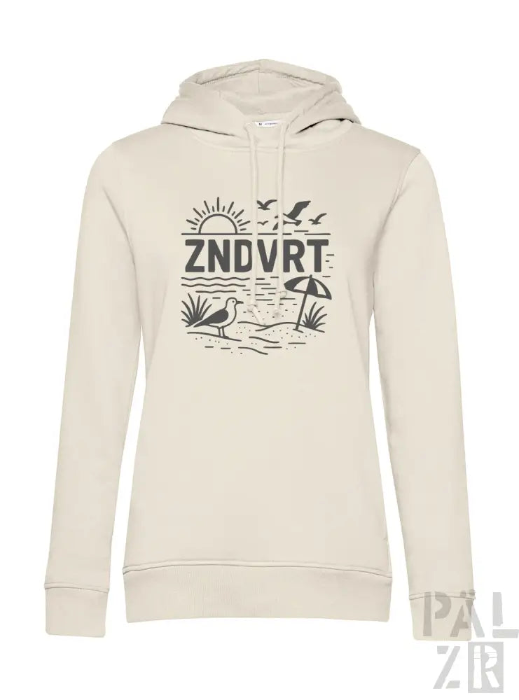 Cremeweiße Kapuzenjacke mit schwarzem Grafikdesign, das eine Strand-Szene und das Wort ’zndvrt’ in fetten Buchstaben zeigt.
