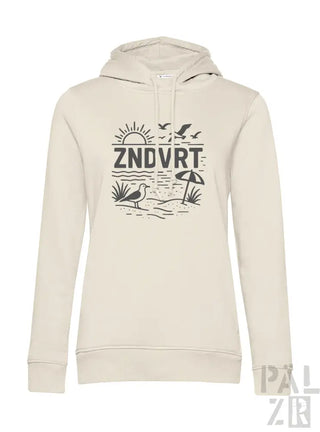 Cremeweiße Kapuzenjacke mit schwarzem Grafikdesign, das eine Strand-Szene und das Wort ’zndvrt’ in fetten Buchstaben zeigt.