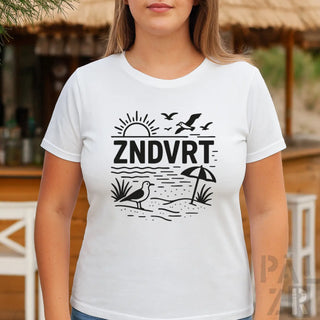 Weißes T-Shirt mit schwarzem Strandmotiv-Design, das Möwen und Schirm zeigt.