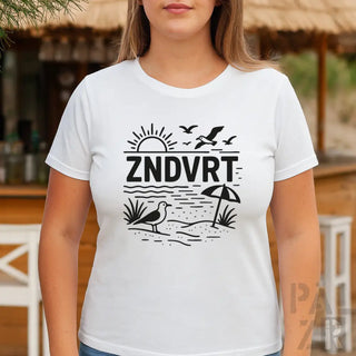 Weißes T-Shirt mit schwarzem Strandmotiv-Design, das Möwen und Schirm zeigt.