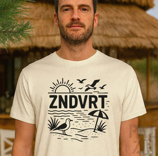 Cremeweiße T-Shirt mit schwarzem Grafikdesign, das eine Strand-Szene und den Text ’zndvrt’ zeigt
