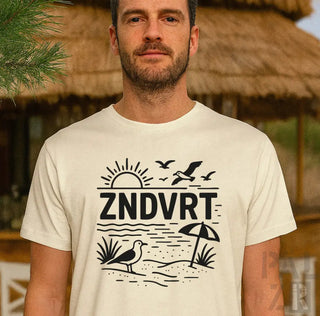 Cremeweiße T-Shirt mit schwarzem Grafikdesign, das eine Strand-Szene und den Text ’zndvrt’ zeigt