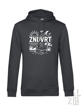 Anthrazitfarbene Kapuzenjacke mit weißem Grafikdesign, das eine Strand-Szene und das Wort ’znovrt’ in fetten Buchstaben zeigt.