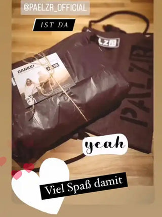 Zwei dunkelbraune eingewickelte Pakete, mit Schnur gebunden, eines mit einer kleinen „Danke!“ Karte.