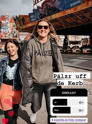 Zwei lächelnde Frauen in einem Freizeitpark.