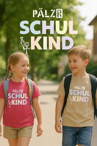 Zwei kleine Kinder gehen im Freien, tragen T-Shirts und Rucksäcke.